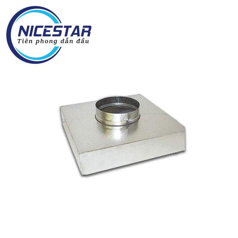 Công nhân đang lắp đặt ống gió chống cháy trong hệ thống thông gió của tòa nhà